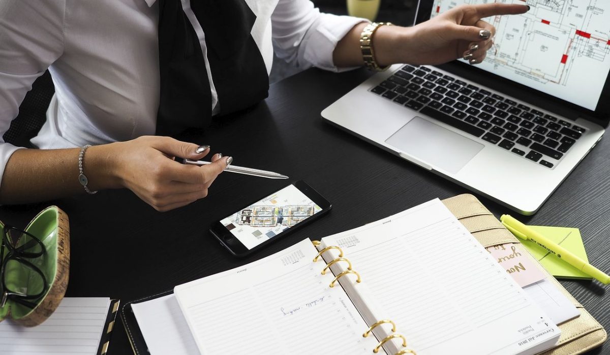 Free business woman with laptop